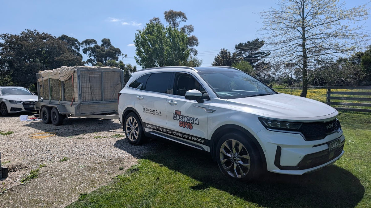 Kia SUV towing livestock trailer using WOLFBOX G900 rear camera system